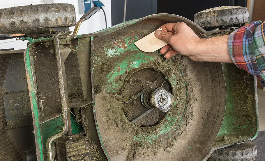 Rasenmäher Reparatur: Mäher reinigen