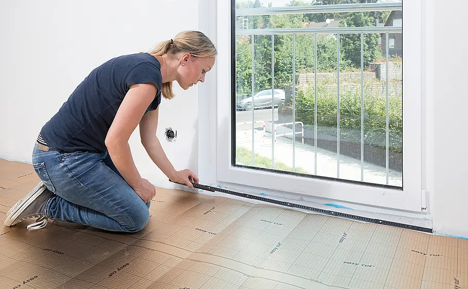 Elastischen Bodenbelag aus Vinyl verlegen