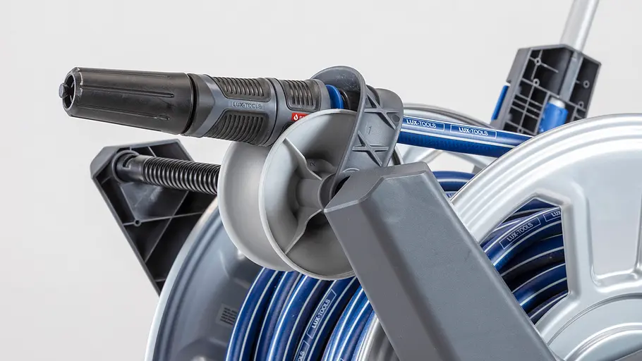 Dank der Schlauchführung bei Lux Tools Pro wird auch die Sprühdüse sicher gehalten.