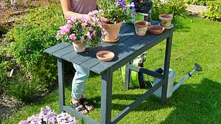 Klappbarer Holztisch für die Gartenarbeit - Foto: sidm / LD