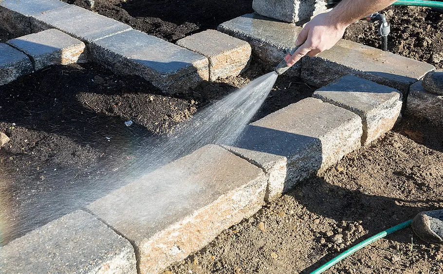 Stufen-Hochbeet aus Betonsteinen mauern