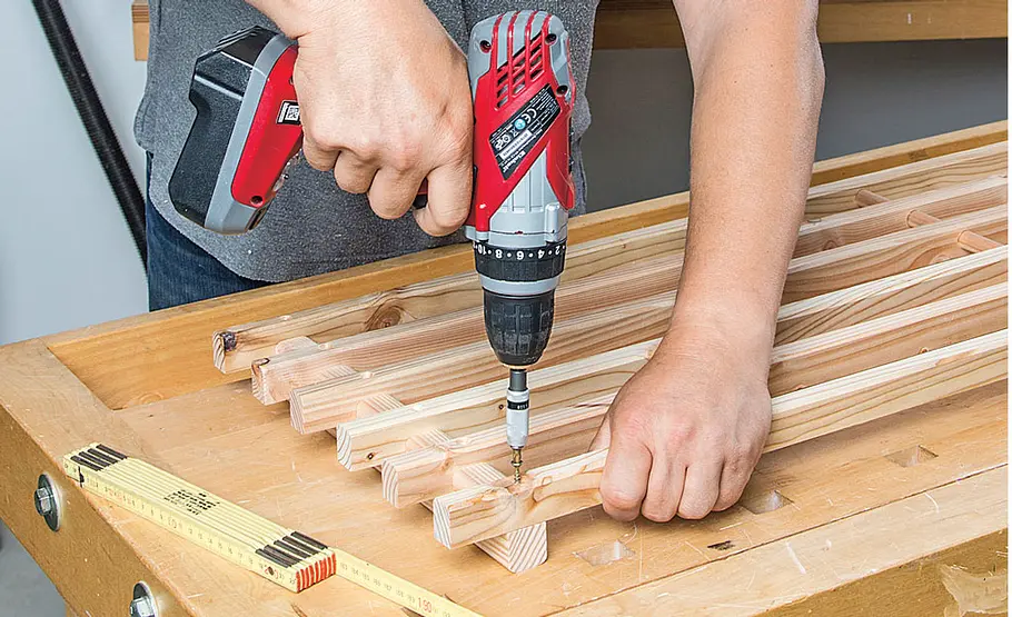 Praktisches Holzregal für den Garten selber bauen