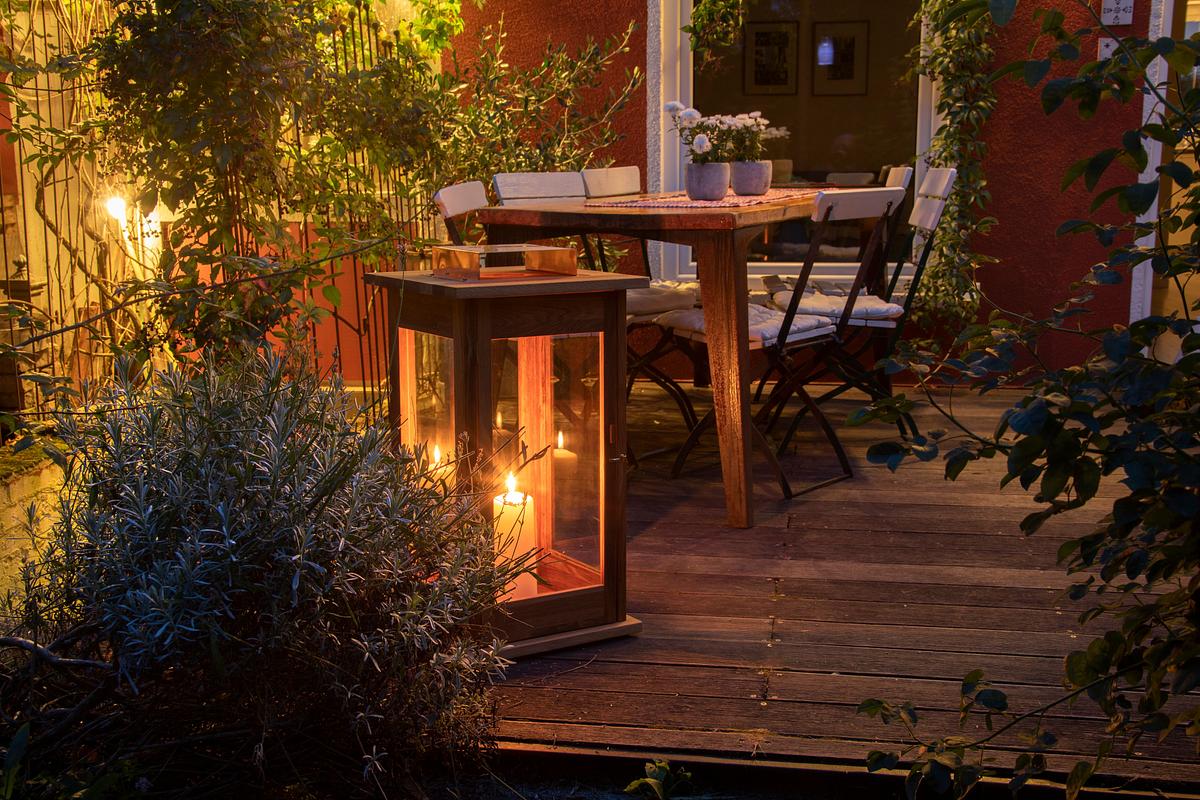 Große Laterne mit Kerze auf Terrasse