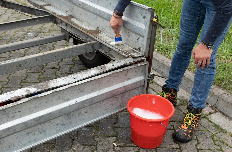 Ladefläche des Kfz-Anhänger reparieren