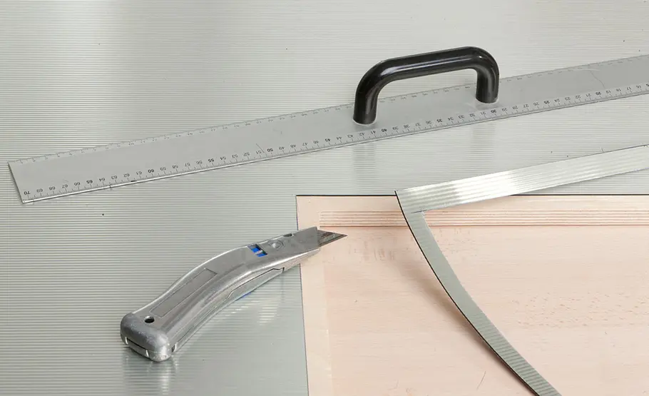 Küchenrückwand aus selbstklebenden Effektplatten