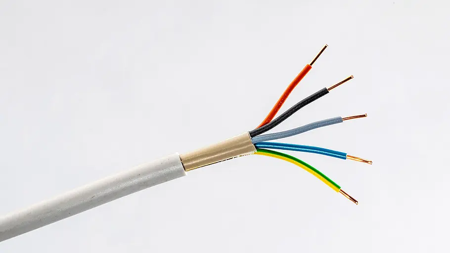 Ein fünfadriges Stromkabel, von oben nach unten: Rot (Phase), Schwarz (Phase), Grau (Phase), Blau (Neutralleiter) und Gelb-Grün (Schutzleiter)