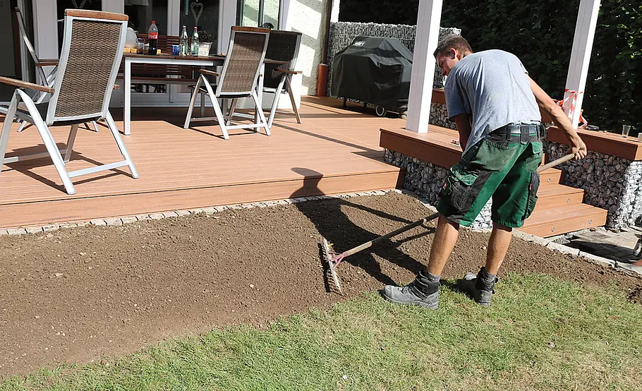 Terrasse mit Stufen in den Garten