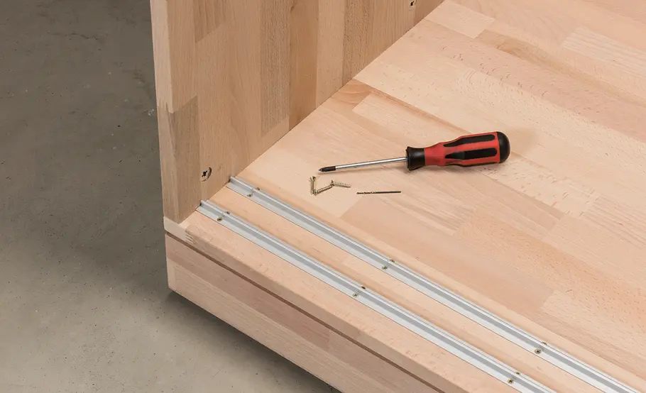 Verschiebbarer Kleiderschrank für unter die Dachschräge bauen
