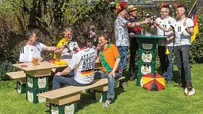 Stabile Bierkasten-Sitzgarnitur für draußen selber bauen - Foto: sidm / KEH Stabile Bierkasten-Sitzgarnitur für draußen selber bauen - Foto: sidm / KEH