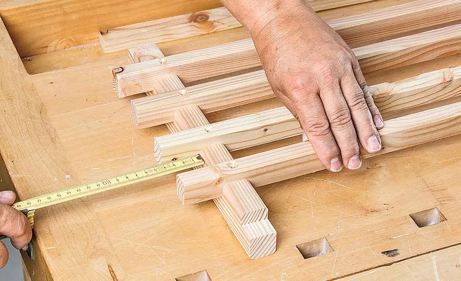 Praktisches Holzregal für den Garten selber bauen