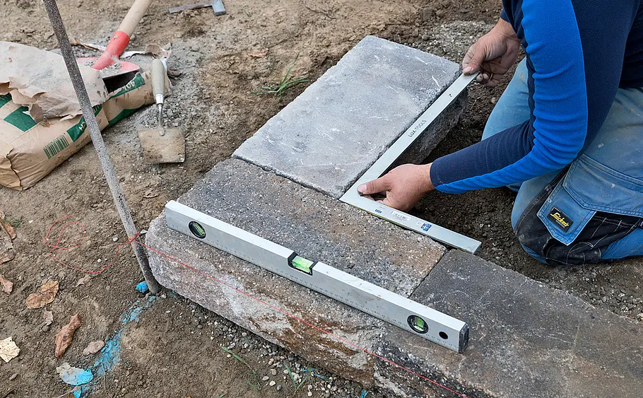 Stufen-Hochbeet aus Betonsteinen mauern