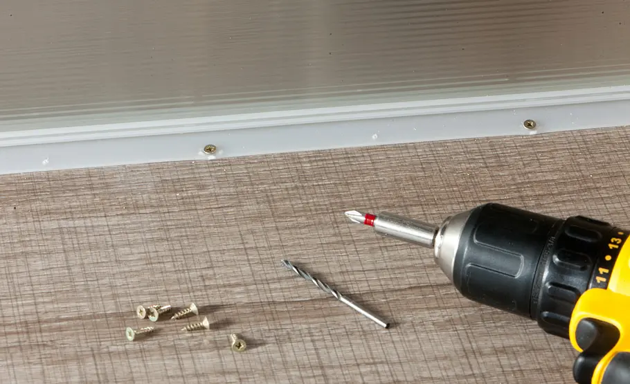 Küchenrückwand aus selbstklebenden Effektplatten