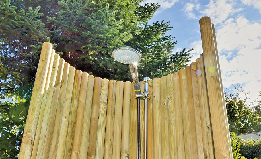 Mobile Gartenbrause mit Sichtschutz bauen