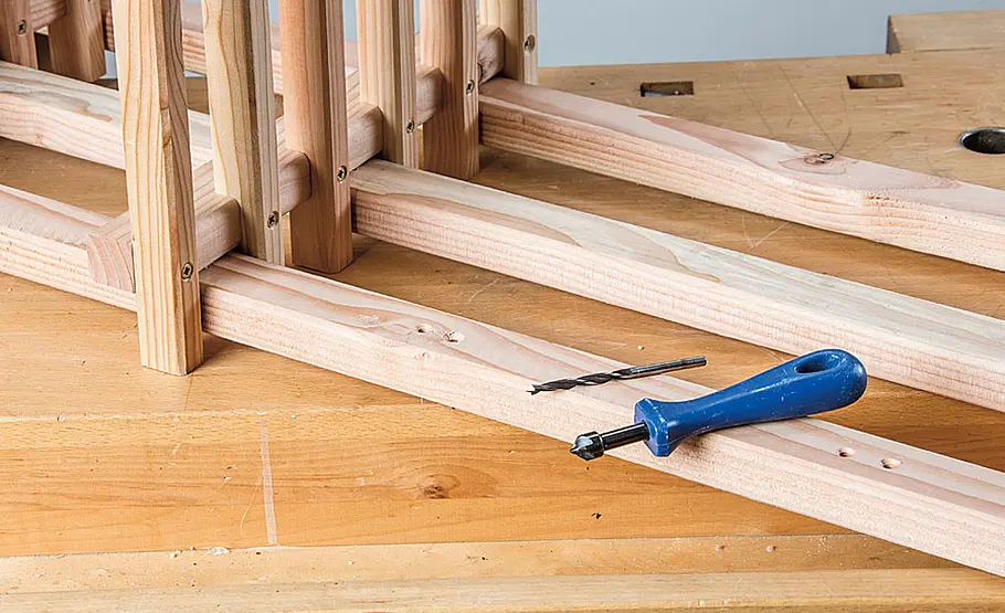 Praktisches Holzregal für den Garten selber bauen