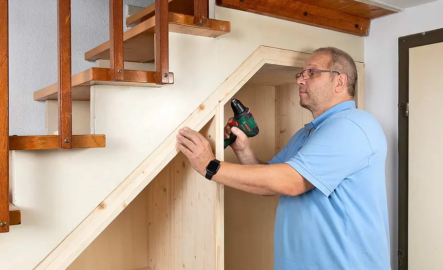 Schrank unter Treppe montieren