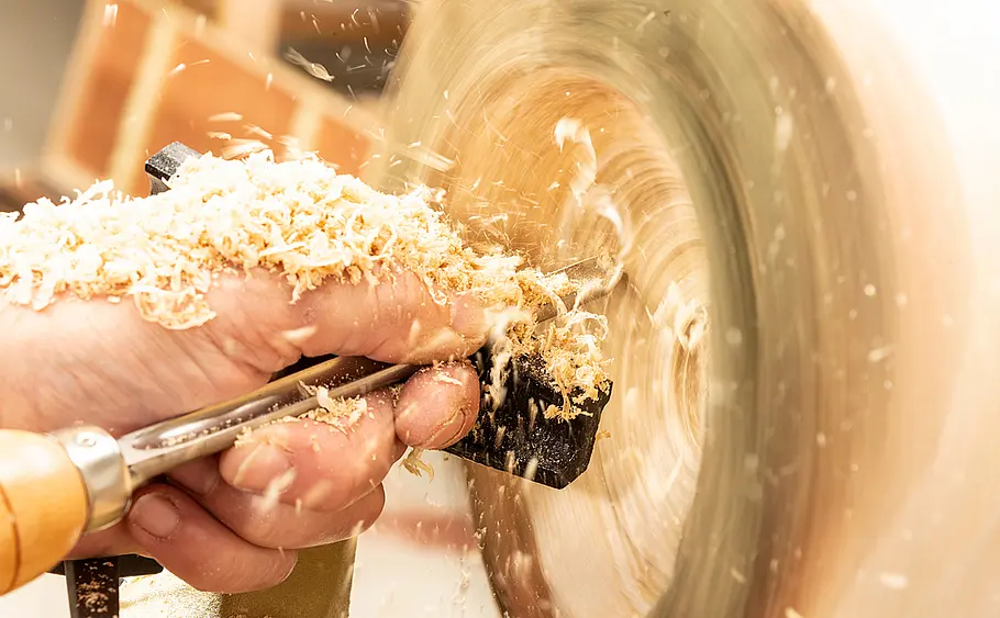 Anleitung: Holzschüssel aus Baumstamm drechseln