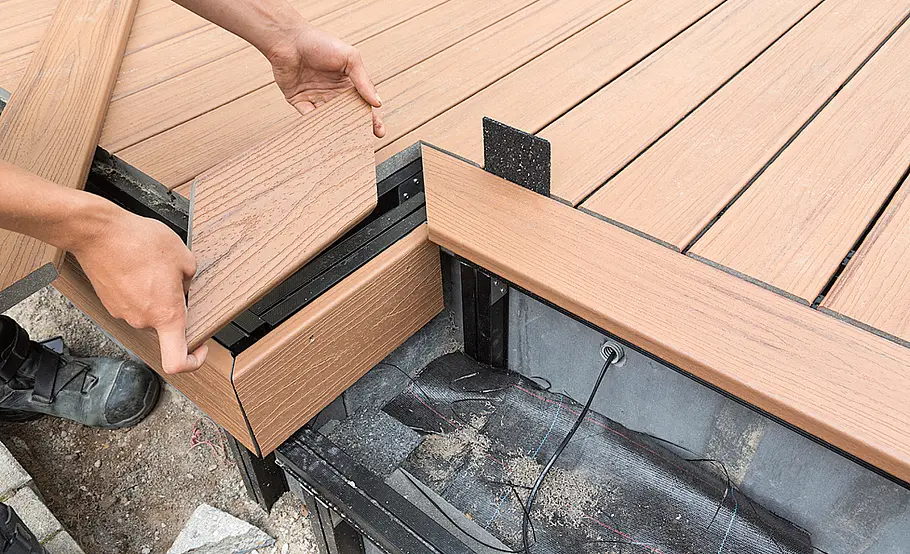 Terrasse mit Stufen in den Garten