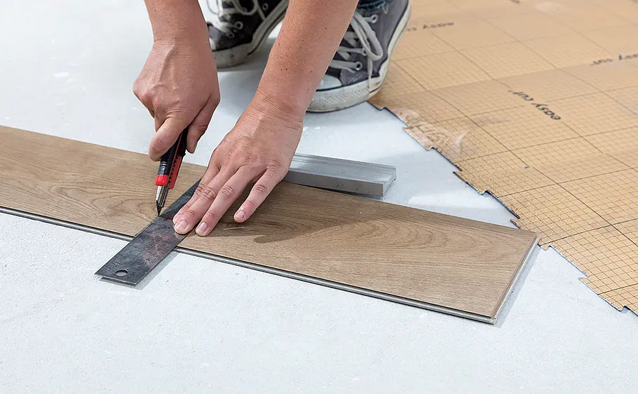 Elastischen Bodenbelag aus Vinyl verlegen