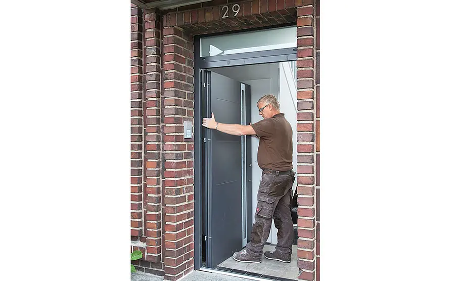 Haustür aus Aluminium einbauen