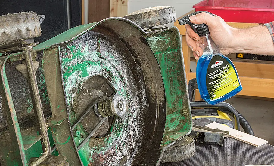 Rasenmäher Reparatur: Mäher reinigen