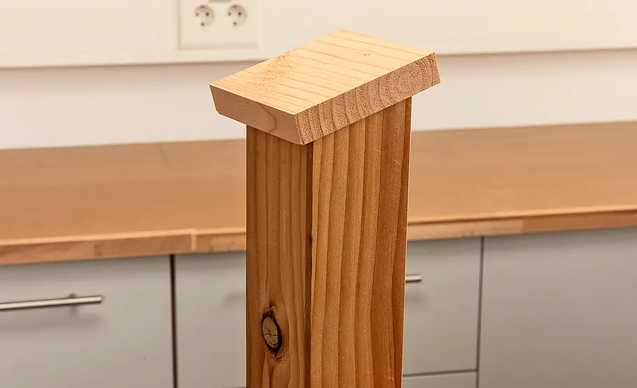 Zaunpfosten vor Nässe schützen