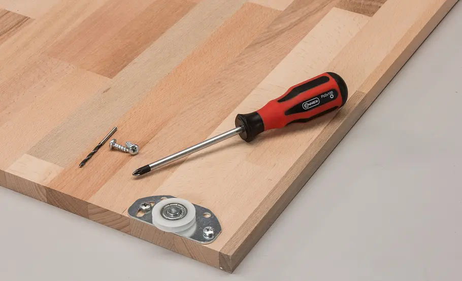 Verschiebbarer Kleiderschrank für unter die Dachschräge bauen