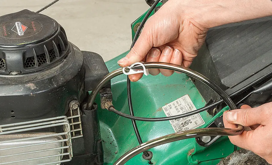 Rasenmäher Reparatur: Flüssigkeiten ablassen