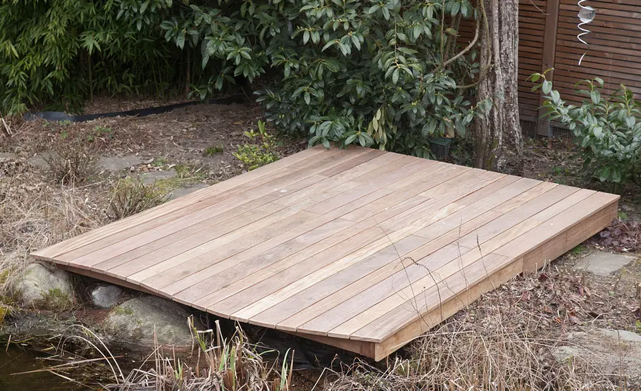 Sonnendeck am Gartenteich