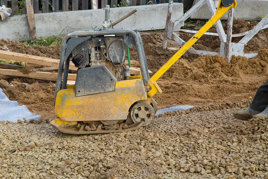 Unterbau lagenweise mit der Rüttelplatte aufbringen