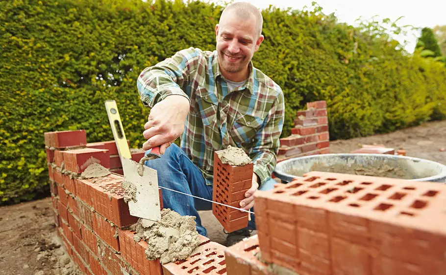 Steinmauer für den Garten aus Klinker