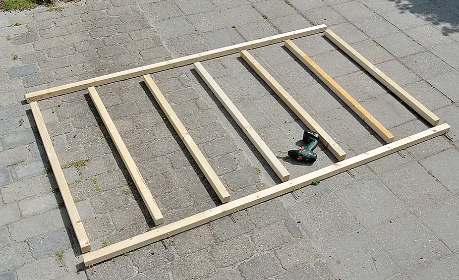 Wäsche aufhängen im Garten