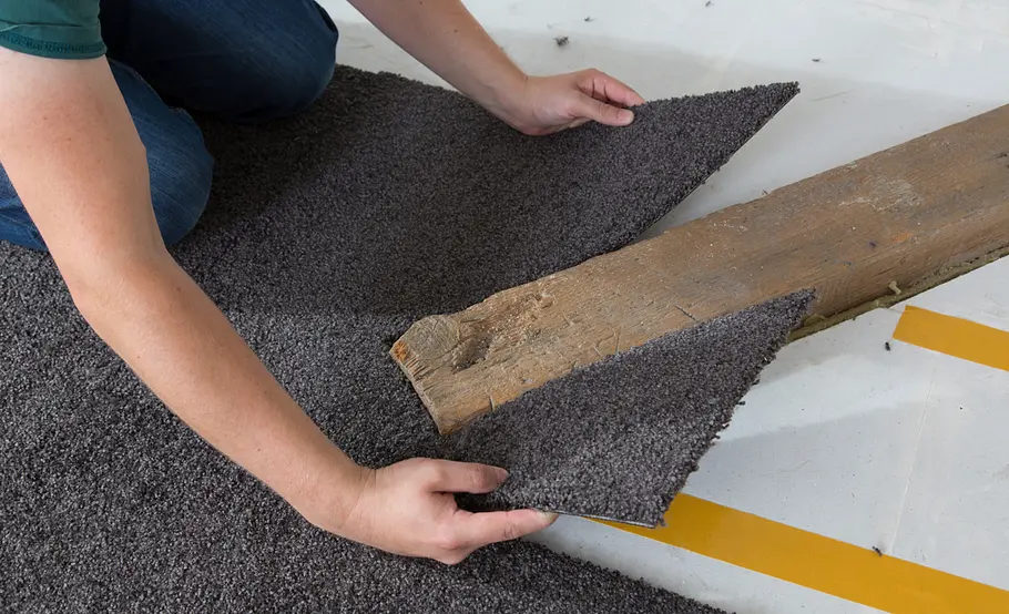 Teppichfliesen verlegen ohne Klebeband