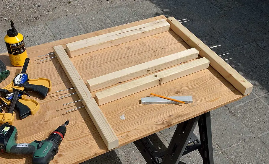 Sonnenliege und Tisch in einem