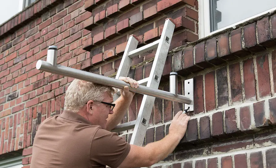 Hausvordach aus Glas und Edelstahl montieren