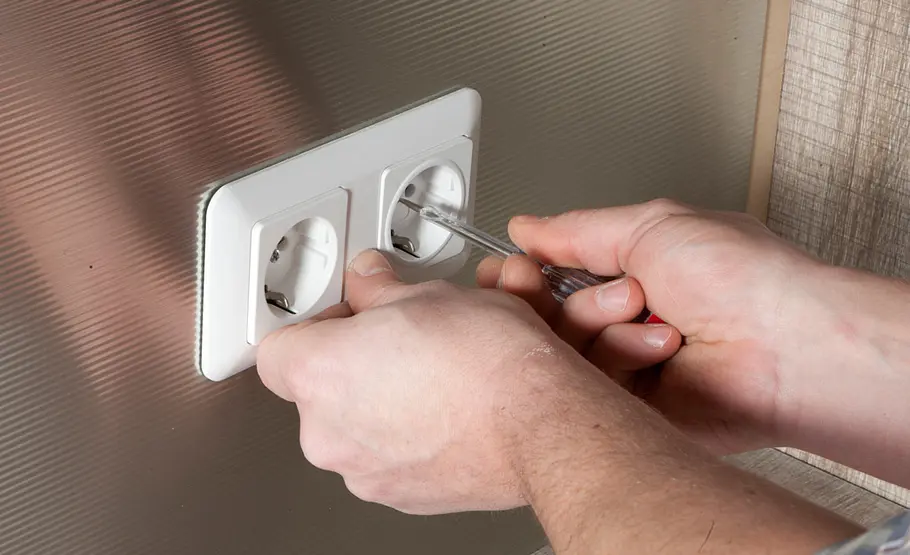 Küchenrückwand aus selbstklebenden Effektplatten