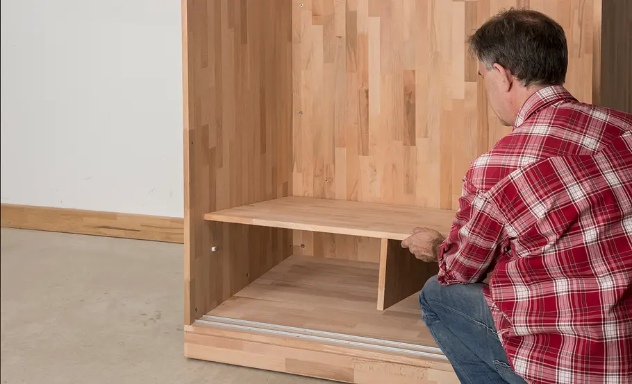 Verschiebbarer Kleiderschrank für unter die Dachschräge bauen