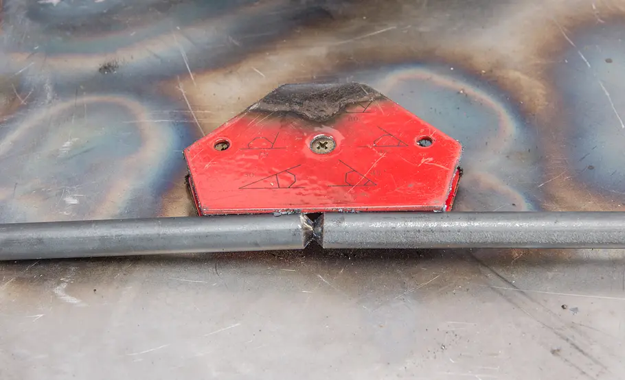 Bogen von Metall-Rankhilfe formen und schweißen