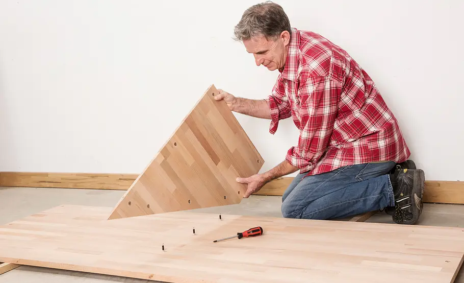 Bett in Drempel-Regal bauen