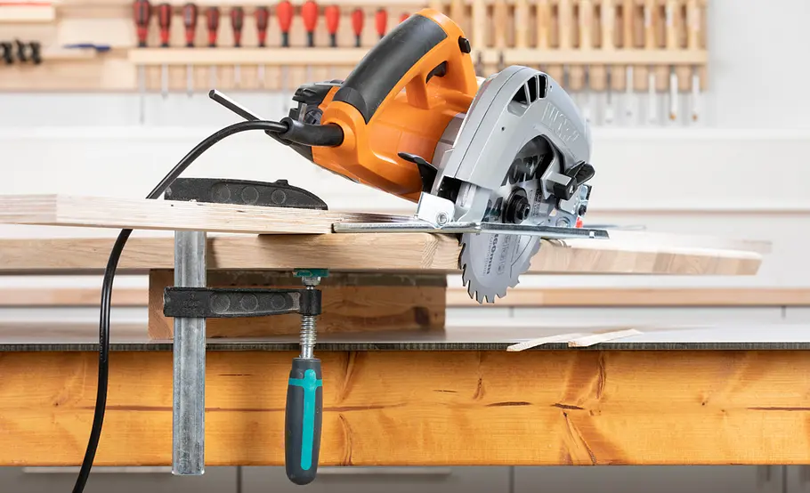Elektrisch höhenverstellbaren Schreibtisch bauen