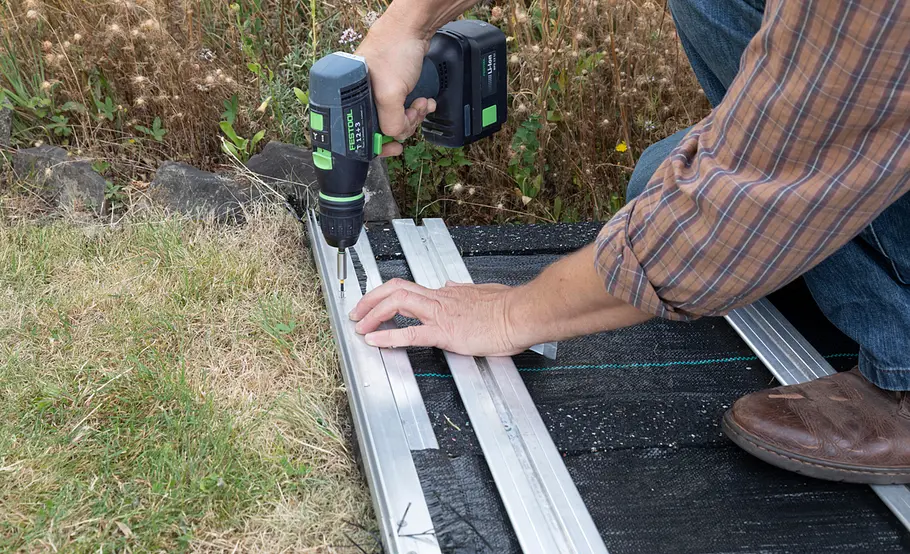 Terrassensanierung: Randprofile befestigen