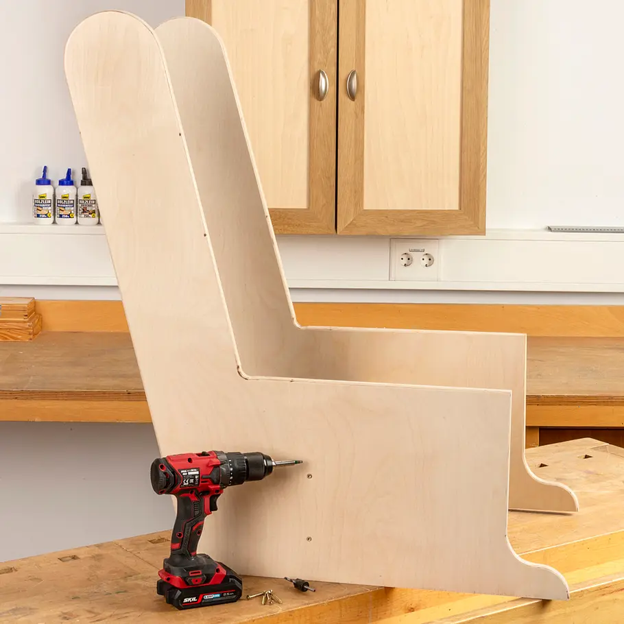 Fußball-Sessel aus Bierkästen bauen