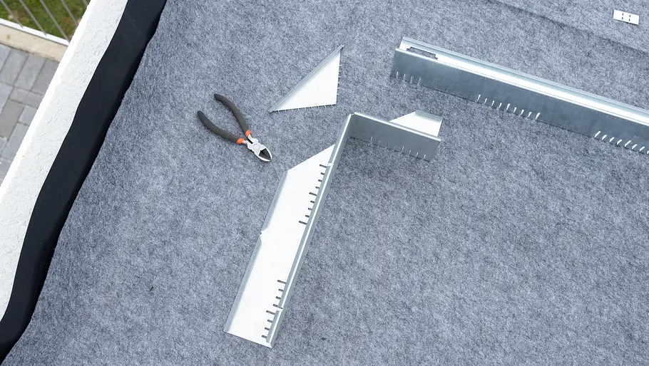Auch am Schenkel trennt man ein Stück Metall heraus.