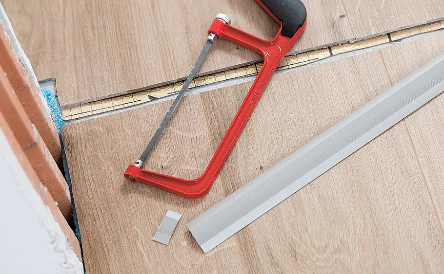 Elastischen Bodenbelag aus Vinyl verlegen
