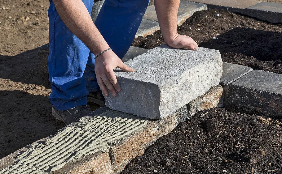 Stufen-Hochbeet aus Betonsteinen mauern