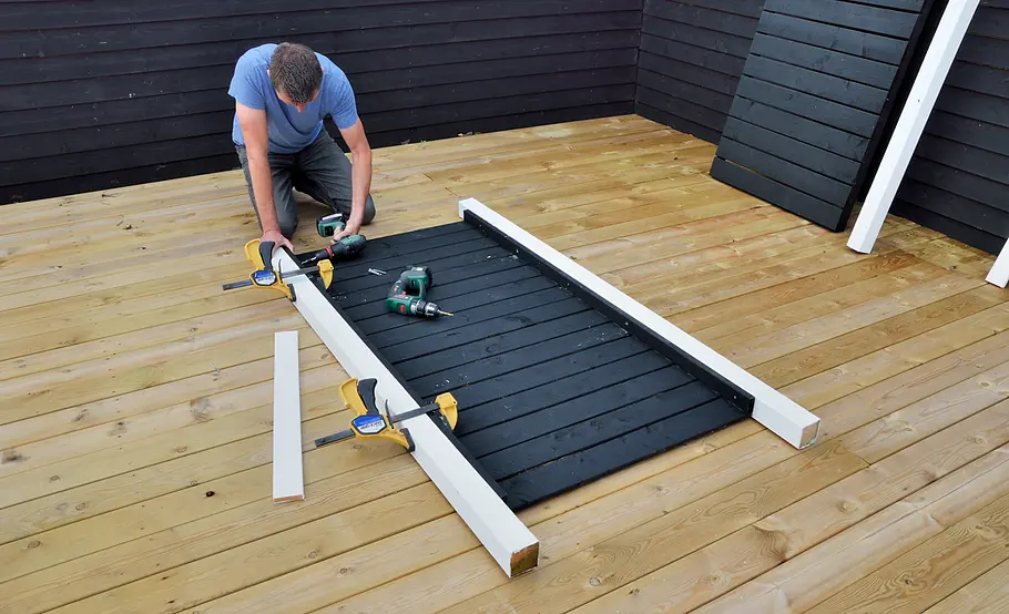 Moderne Gartendusche bauen