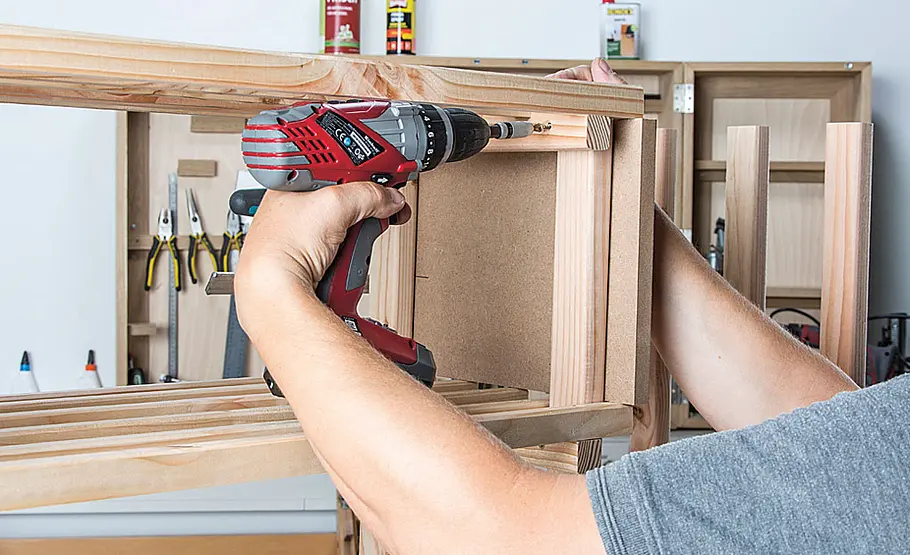 Praktisches Holzregal für den Garten selber bauen