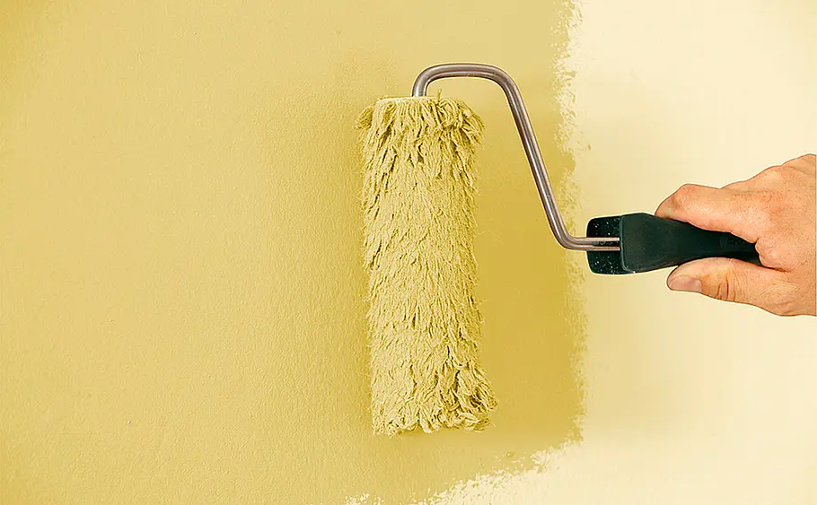 Abgetönte Farbe probeweise streichen