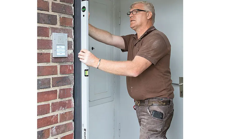 Haustür aus Aluminium einbauen