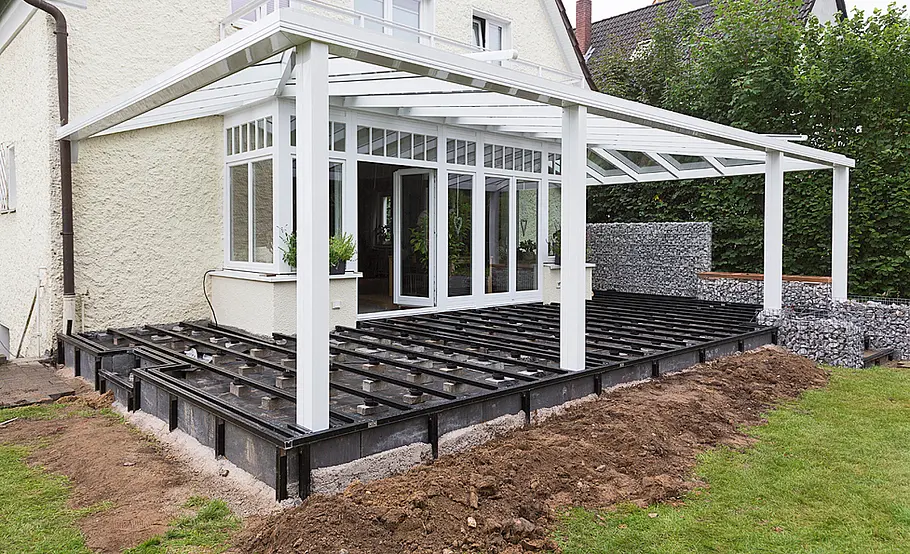 Terrasse mit Stufen in den Garten