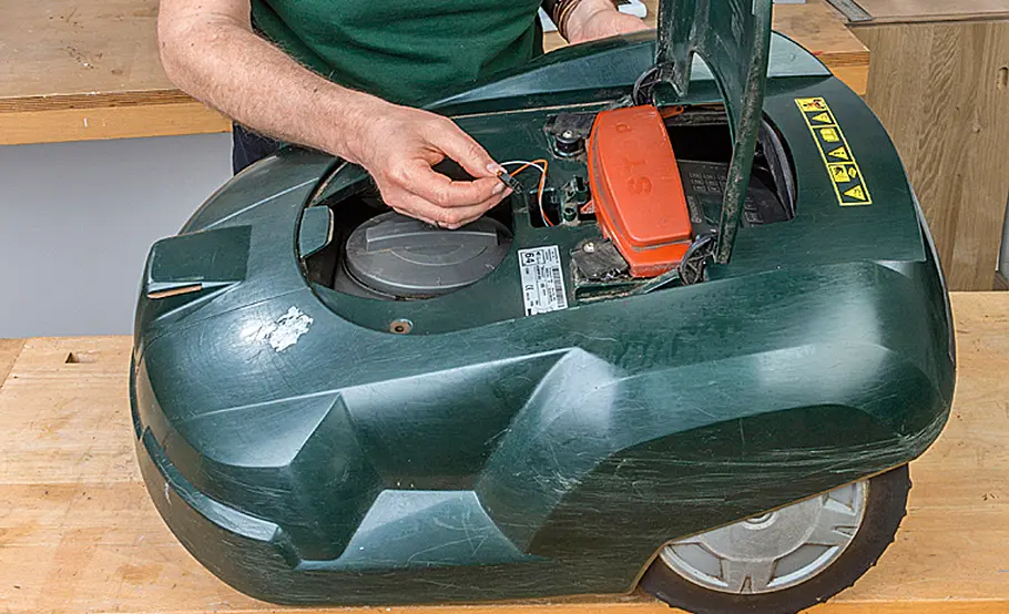 Mähroboter warten